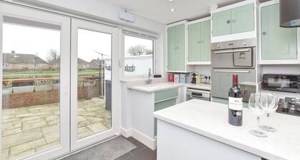 PEACEFUL, CENTRAL LUXURY COTTAGE WITH PARKING,WATERSIDE TERRACE