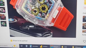 Pantalla de ordenador que muestra un reloj con caja transparente y correa roja.