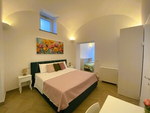 6 bedrooms, desk, travel cot, free WiFi