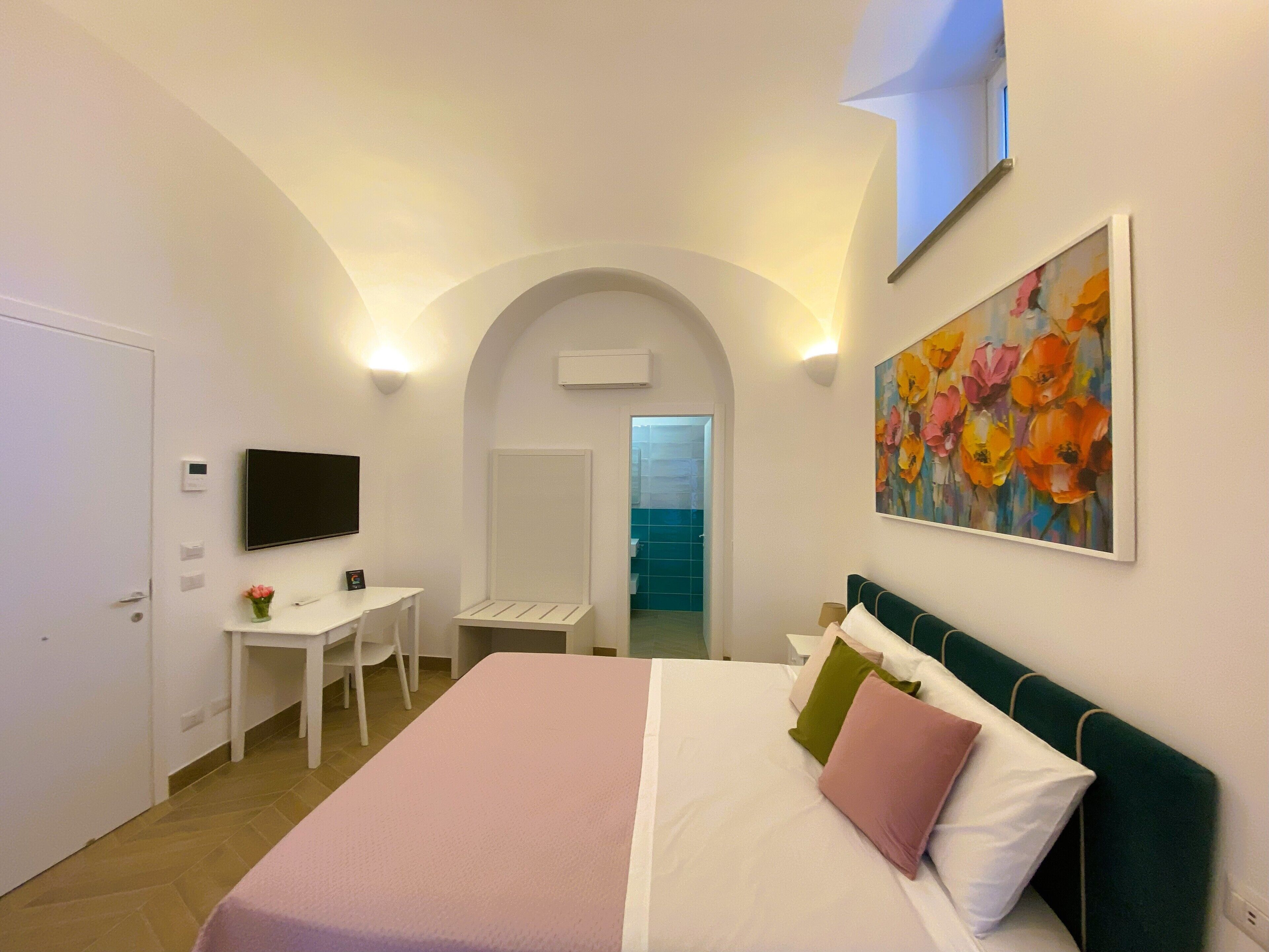 6 bedrooms, desk, travel cot, free WiFi