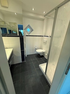 Dusche, Haartrockner, Handtücher, Seife