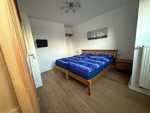 1 bedroom, travel cot, free WiFi, bed sheets - Cozy vacation apartment at the marina, short walk to the city center (Greifswald)