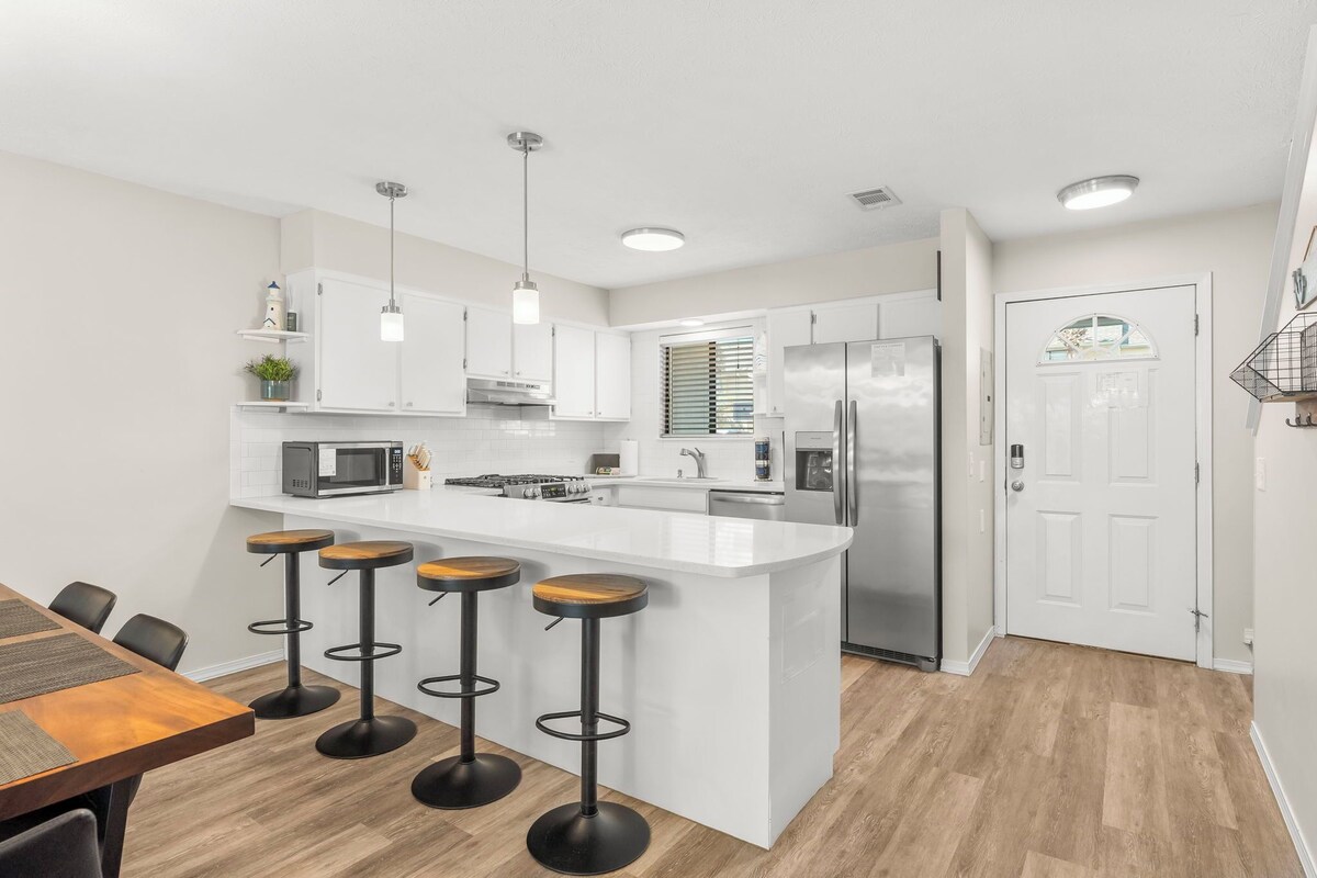 Gulf Highlands Townhome – 2BR/2.5BA Sleeps 6. Quick walk to the Beach