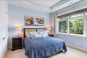 6 bedrooms, iron/ironing board, WiFi, bed sheets