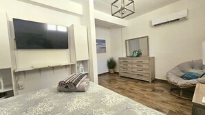 1 habitación, tabla de planchar con plancha y cuna de viaje