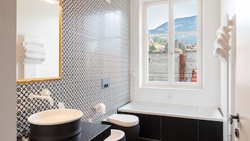 Appartamento Deluxe, 3 camere da letto, vista città, edificio separato | Bagno | Doccia, set di cortesia gratuito, asciugacapelli, asciugamani