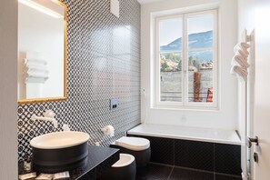 Lägenhet Deluxe - 3 sovrum - utsikt mot staden - annex | Badrum | Dusch, gratis toalettartiklar, hårtork och handdukar