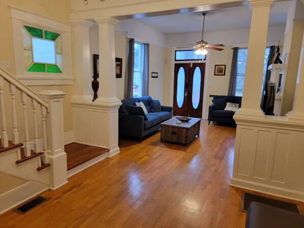 Living area - Charming 3-bedroom, 2 bath house in the delightful Uptown New Orleans (New Orleans)