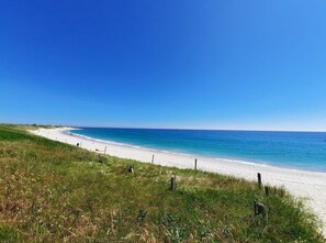 PĂ„ stranden och solstolar