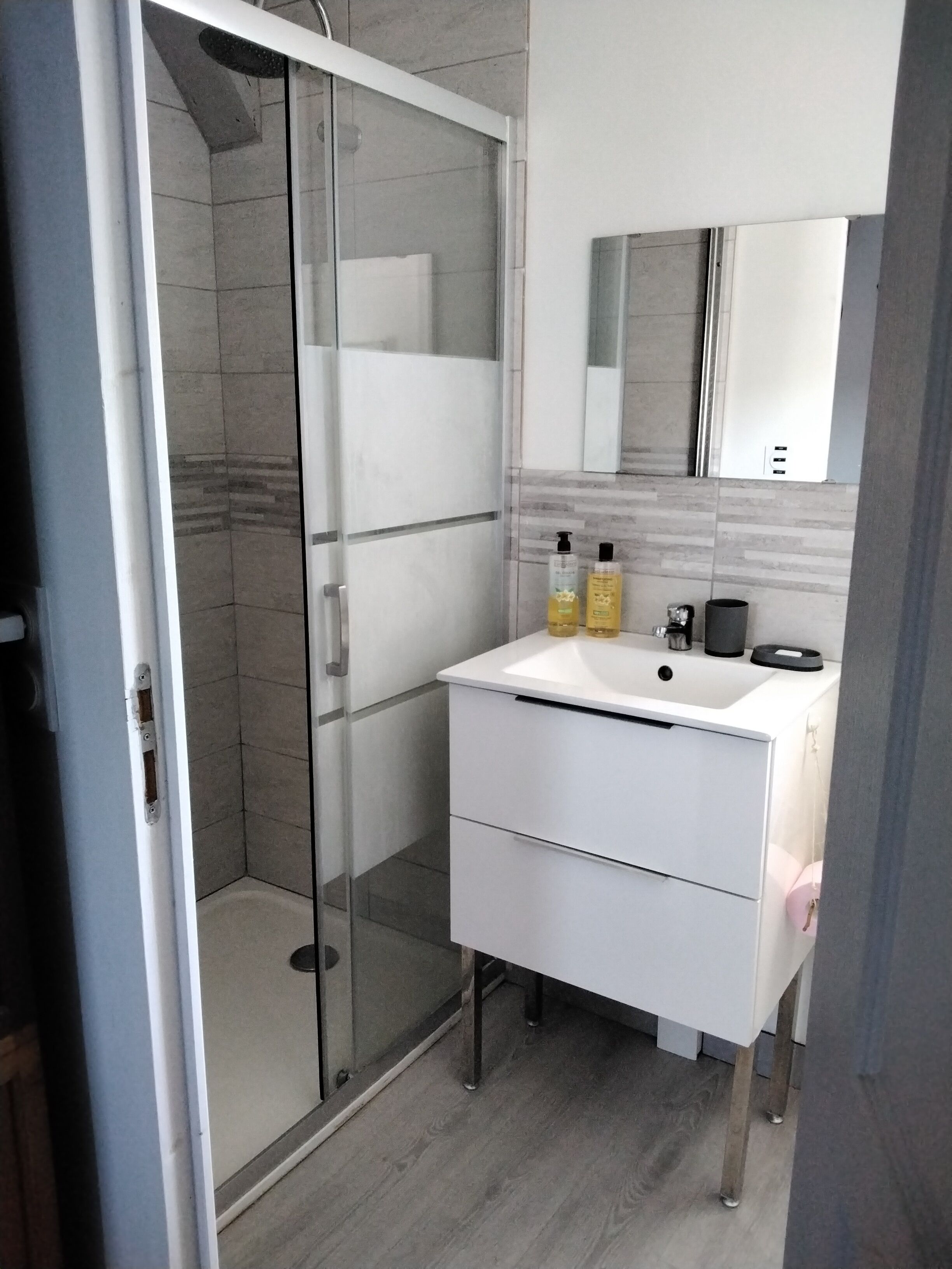 Douche, serviettes fournies, papier toilette