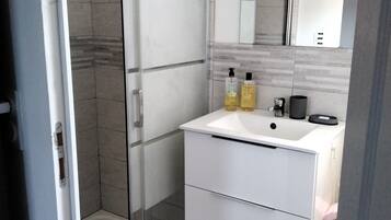 Douche, serviettes fournies, papier toilette