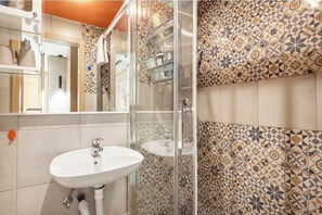 Shower, hair dryer, towels, soap - Mini Dorcolka apartment-Dorcol city center with parking (Beograd)