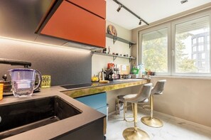 Fridge, oven, stovetop, coffee/tea maker