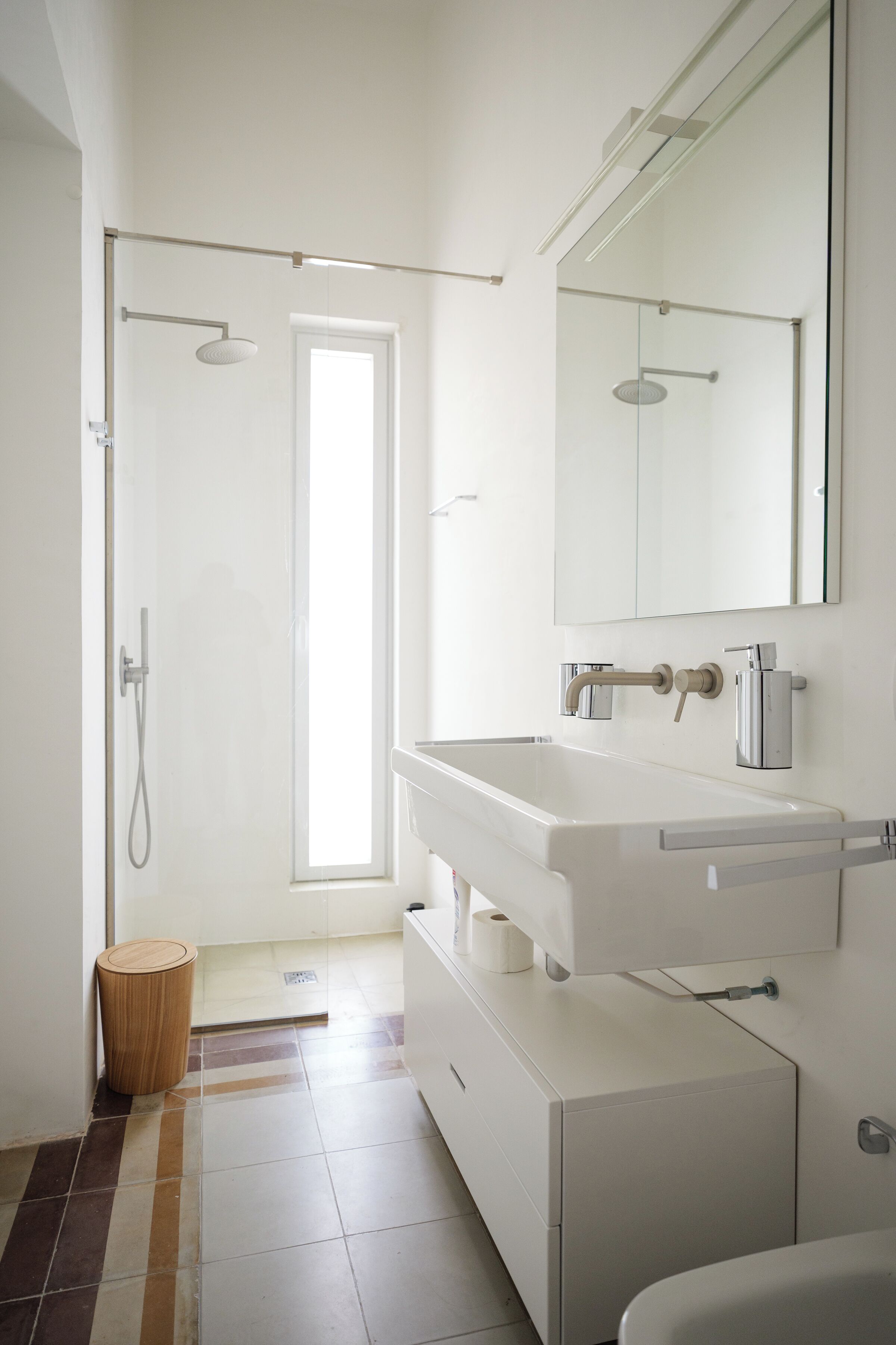 Une salle de bain moderne équipée d’une douche, d’un lavabo et de toilettes.