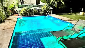 Utomhuspool, öppet 08.00 till 20.00, parasoller och solstolar