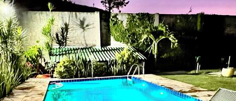 Piscine extérieure, parasols de plage, chaises longues