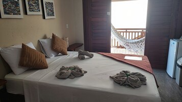 Quarto duplo conforto, varanda coberta, vista para o jardim | Escrivaninha, espaço de trabalho para notebook, Wi-Fi de cortesia