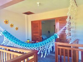 Quarto duplo conforto, varanda coberta, vista para o jardim | Vista do quarto