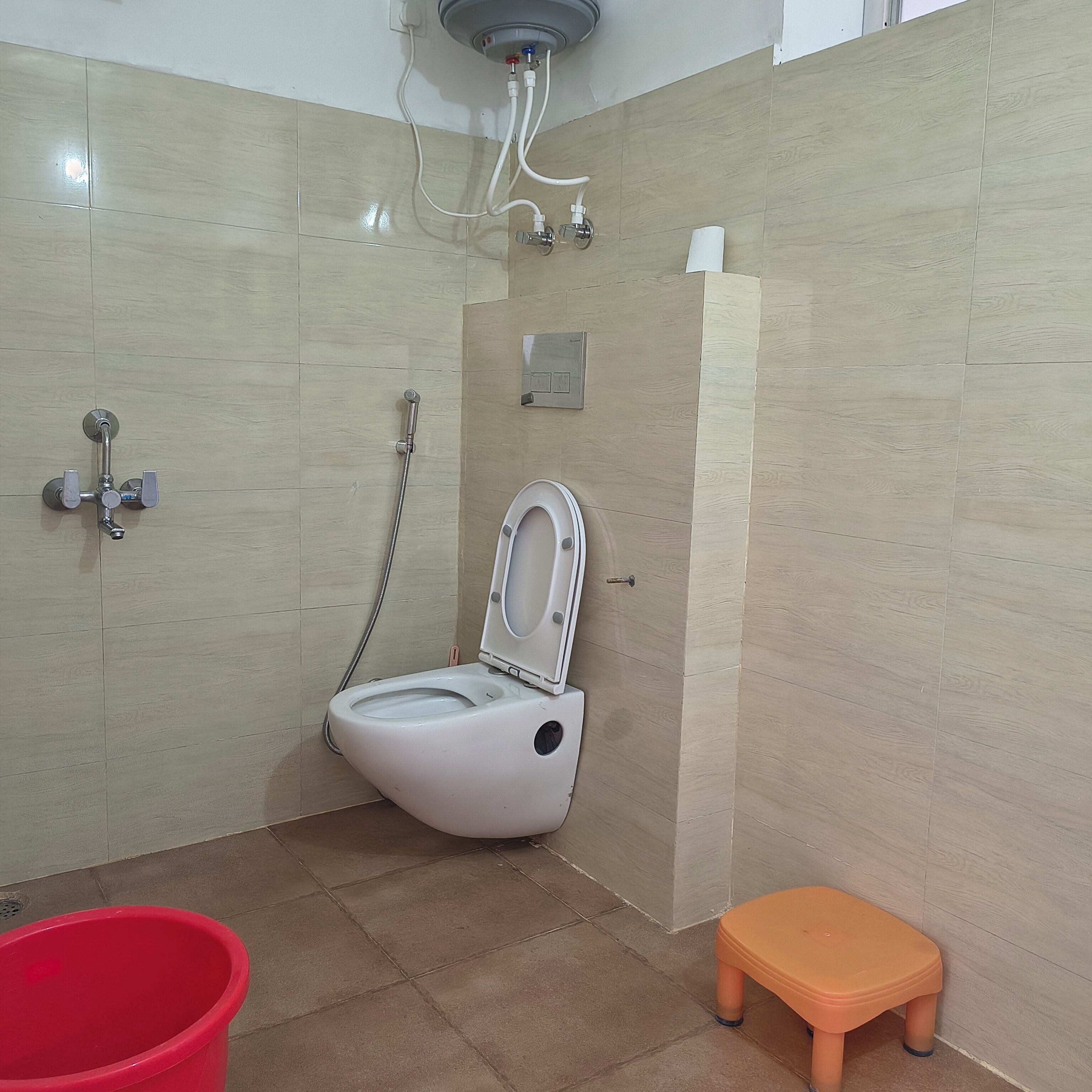 Douche, serviettes fournies, savon, papier toilette