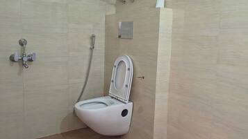 Douche, serviettes fournies, savon, papier toilette