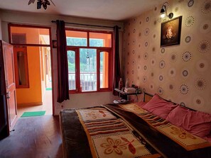 9 bedrooms, desk, WiFi