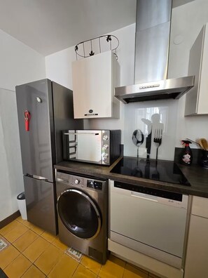 Jääkaappi, mikroaaltouuni, uuni, liesi