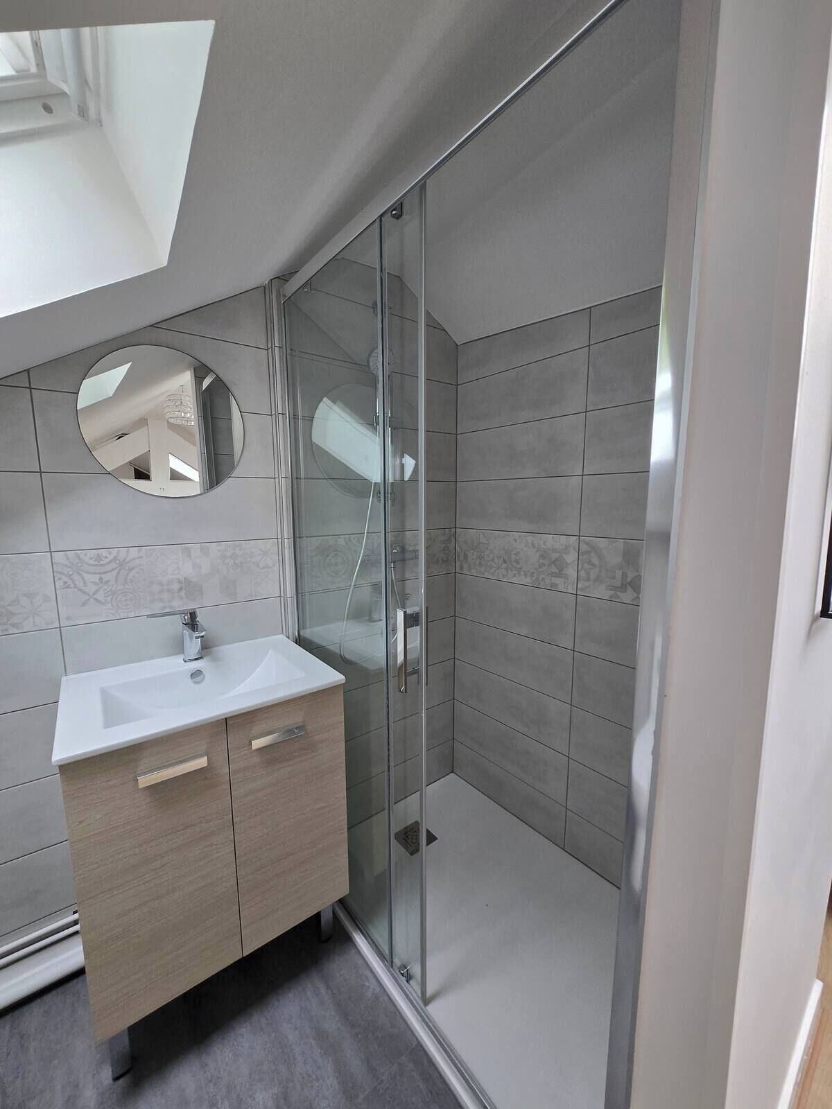 Douche, sèche-cheveux, savon, papier toilette