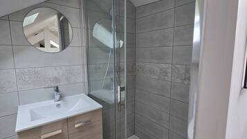 Douche, sĂšche-cheveux, savon, papier toilette