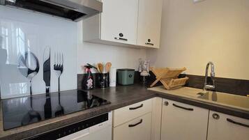 Kühlschrank, Mikrowelle, Ofen, Herdplatte