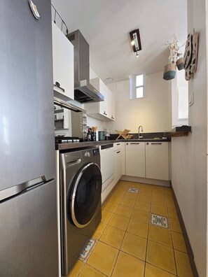 Fridge, microwave, oven, stovetop - Maisonnette Historic District (limoges)