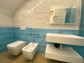 Shower, hair dryer, bidet, towels - Romantic Suite (Lobra) Near Sorrento | Comfort, Charm & Relax (Massa Lubrense)