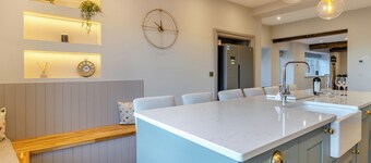 The Farmhouse - UK48653