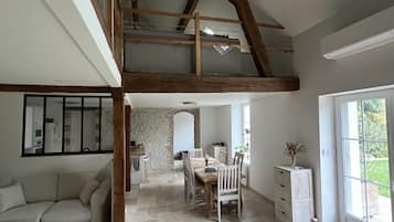 Smart-tv, een open haard, een dvd-speler en boeken