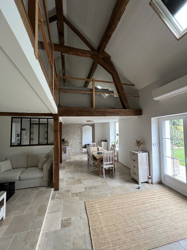 Una Smart TV, una chimenea, un reproductor de DVD, libros