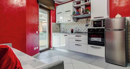Complete and fully equipped, lively and colorful apartment in the center of the city.