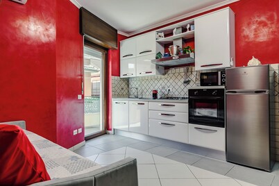 Complete and fully equipped, lively and colorful apartment in the center of the city.