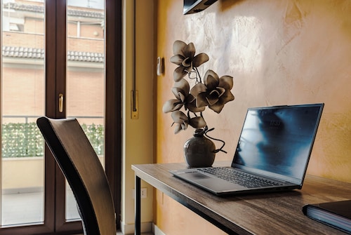 Complete and fully equipped, lively and colorful apartment in the center of the city.