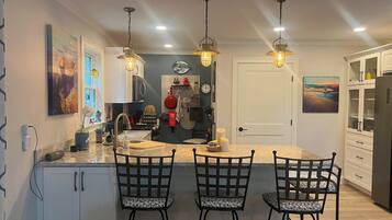 Micro-ondes, four, plaque de cuisson, lave-vaisselle