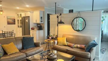 TV connectée, cheminée, chaîne hi-fi