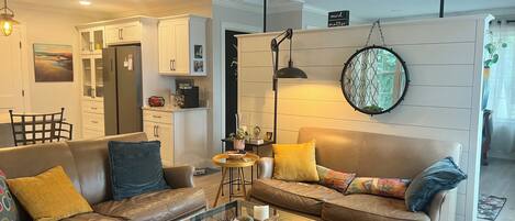 Smart-tv, eldstad och en stereo