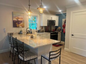 Four à micro-ondes, un four, surface de cuisson, lave-vaisselle