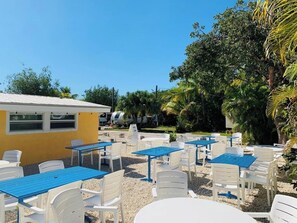 Outdoor dining - 🌴 TROPICAL RETREAT 🌴 RV in the Keys (Big Pine Key)