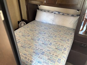 1 bedroom, WiFi, bed sheets - 🌴 TROPICAL RETREAT 🌴 RV in the Keys (Big Pine Key)