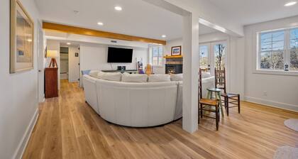 Gentle Winds Lake Front Retreat