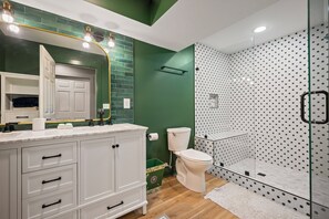 Douche, serviettes fournies, savon, papier toilette