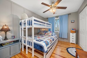 6 bedrooms, WiFi, bed sheets - Gentle Winds Lake Front Retreat (Lake Lure)