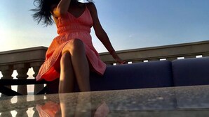A person sitting on a balcony with a clear view of the sky. - NovART Gallery&Sea Hotel (Sumqayit)