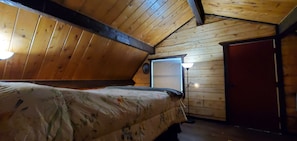 1 bedroom, iron/ironing board, bed sheets - Simple log cabin ready for boats, horses, and you! (Osage)