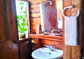 Shower, hair dryer, towels, soap - Charming B&B with Fitness Room and WiFi in Enchanting Lipa (Lipa)