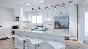 ثلاجة، ميكروويف، فرن، موقد طهي مسطح